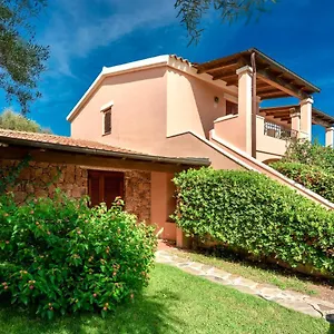 With Air Conditioning In The Center Of San Teodoro Appartamento